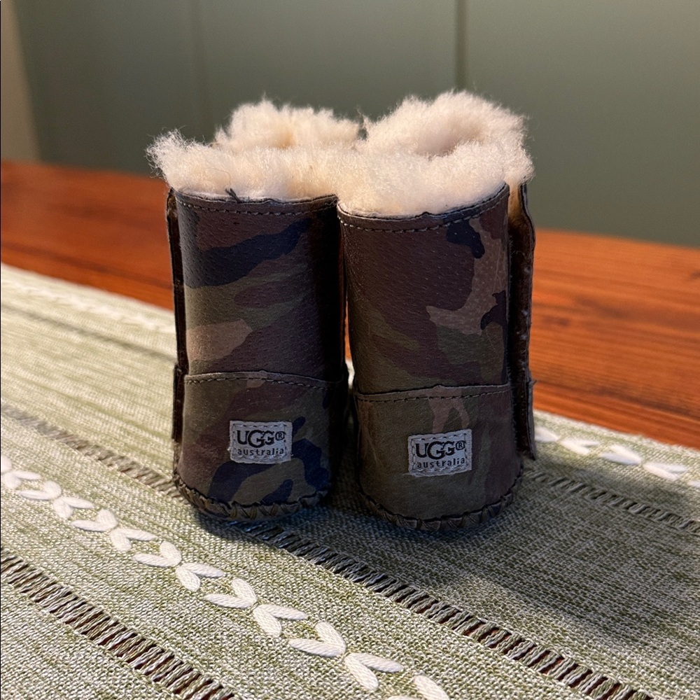 UGG NWOT Camouflage Camo Baby Winter Booties with Fur Lining -Size 0/1 - Picture 2 of 5